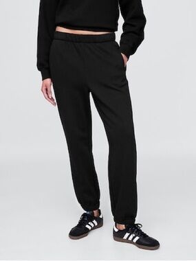 GAP High Rise VintageSoft Relaxed Joggers in black 
Size: small petite